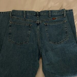 34 x 30 , fits well , offers welcome !